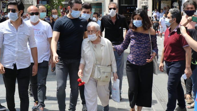 Cumartesi Anneleri Galatasaray'a karanfil bırakmak istedi: 3 gözaltı